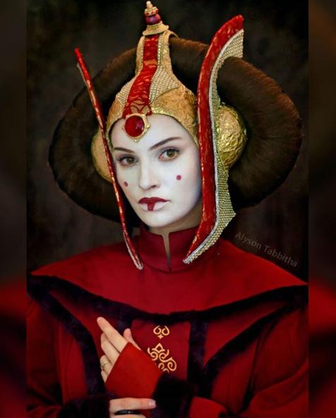 易容術4ni？超神還原coser總結年度最佳裝扮 最後竟讓網友選擇跪著看：到底怎麼辦到的