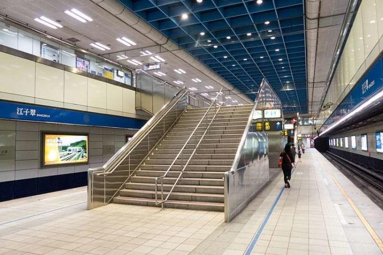 下一站江子翠捷運站！所以我說「到底誰是子翠？」追溯到清代…又長知識了呢