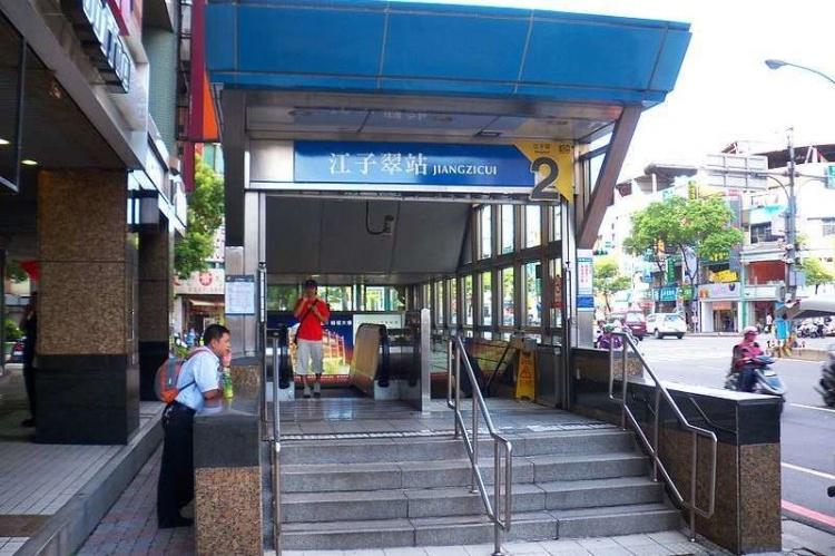 下一站江子翠捷運站！所以我說「到底誰是子翠？」追溯到清代…又長知識了呢