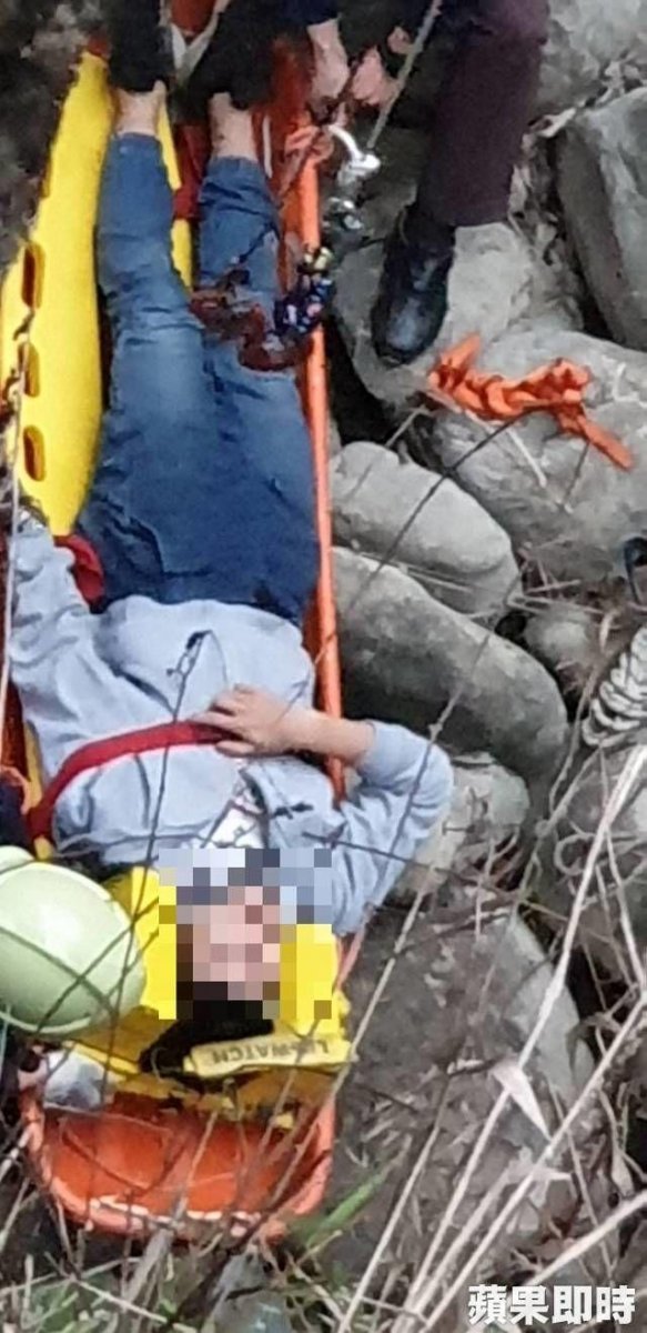 太神啦！19歲騎士命超硬「摔下15米幽谷橋河床」竟掉在這上面…奇蹟生還！