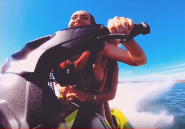 外國金髮浪妹太愛玩!水上摩托車一個Move「乳球失控晃出」...老司機鼻血
