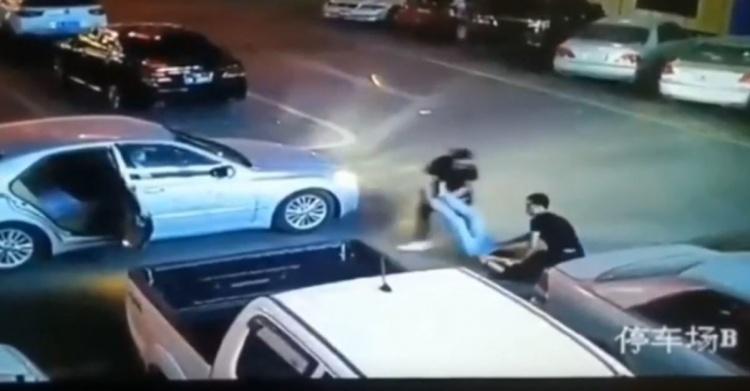 把自己喝到掛！天兵泥醉妹 躺地遭兩男撿...正義保全眼尖制止！警世片被熱傳