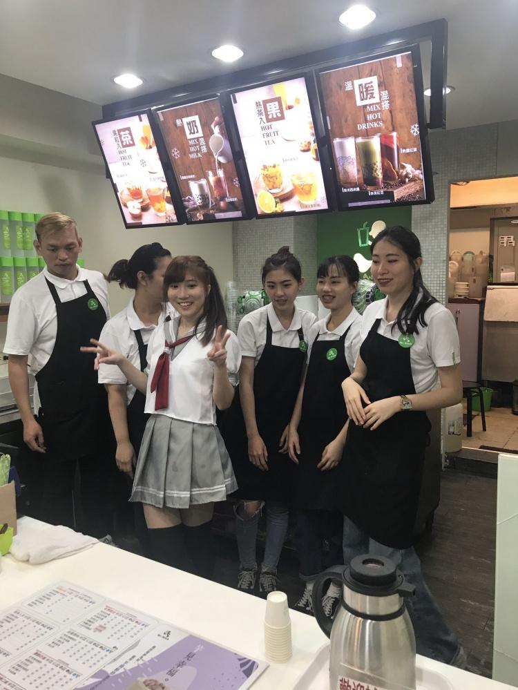 飲料店一日店長活動！網友驚呆「戀愛系店員」秒勝網紅…巴掌臉+清新氣質：下班衝內科