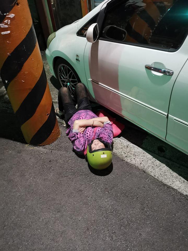 黑絲女躺路邊...鄉民在線等「應該怎麼處理她?」放大薄透短褲 網驚喊:抱緊處理啊!