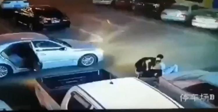 把自己喝到掛！天兵泥醉妹 躺地遭兩男撿...正義保全眼尖制止！警世片被熱傳