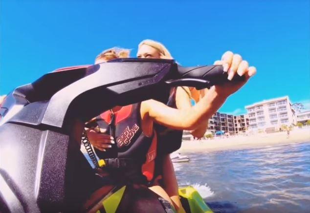 外國金髮浪妹太愛玩!水上摩托車一個Move「乳球失控晃出」...老司機鼻血