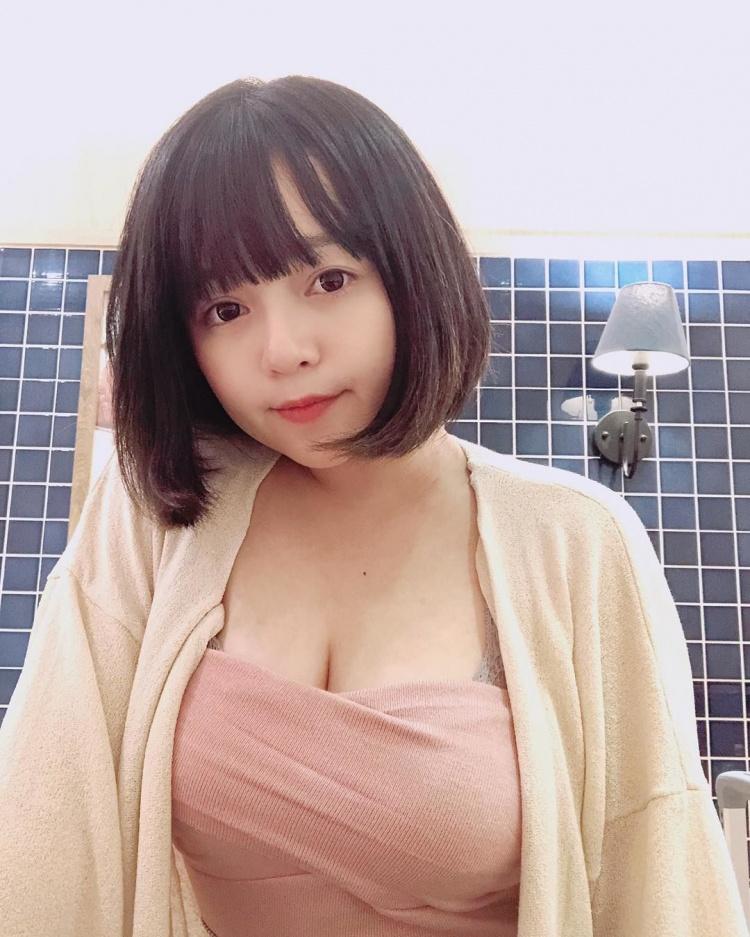 還記得去年靠一張「巨乳餵奶照」爆紅的「最強童顏小媽媽」?如今小孩長大卻…忘記退奶