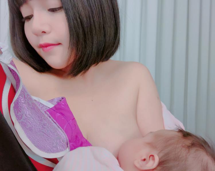 還記得去年靠一張「巨乳餵奶照」爆紅的「最強童顏小媽媽」?如今小孩長大卻…忘記退奶