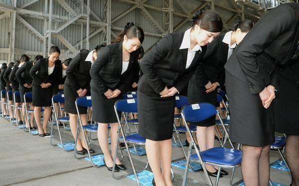 妹子準備求職 竟糊塗把相片紙放反！印出來證件照長這樣… 網友笑翻：也太狂