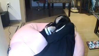 物競天擇？日網紅直播挑戰「一口吞飯糰」噎到昏迷繼續播..: 數千人看她慢慢死亡! (影