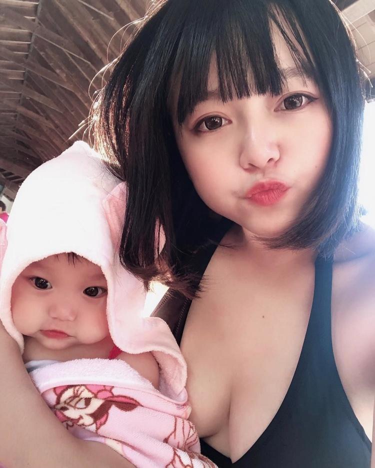 還記得去年靠一張「巨乳餵奶照」爆紅的「最強童顏小媽媽」?如今小孩長大卻…忘記退奶