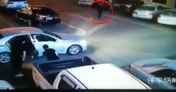 把自己喝到掛！天兵泥醉妹 躺地遭兩男撿...正義保全眼尖制止！警世片被熱傳