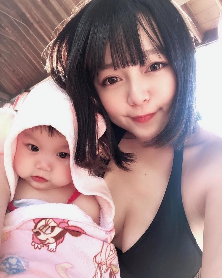 還記得去年靠一張「巨乳餵奶照」爆紅的「最強童顏小媽媽」?如今小孩長大卻…忘記退奶