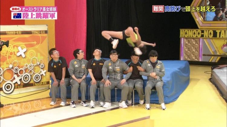 澳洲田徑姐妹身材外掛開到宇宙！超短背心熱褲「組合技空中劈腿」全看光：顏值雙封頂！
