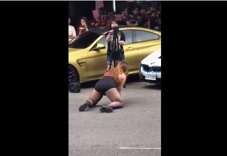 開幕請辣妹害到自己！網襪妹開掛「M字腿狂抖動」！+碼媽媽樂送老闆 網笑：缺經費嗎？