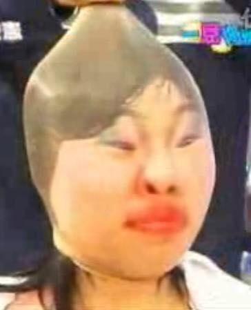 妹子準備求職 竟糊塗把相片紙放反！印出來證件照長這樣… 網友笑翻：也太狂