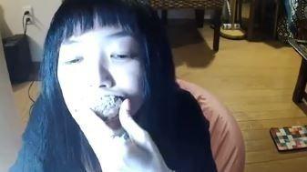 物競天擇？日網紅直播挑戰「一口吞飯糰」噎到昏迷繼續播..: 數千人看她慢慢死亡! (影