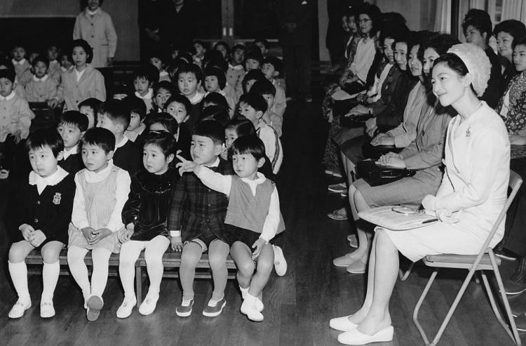 日本首位平民皇后「時光倒轉60年」盛事美顏網狂讚!難怪天皇愛她一甲子始終如一(19P)