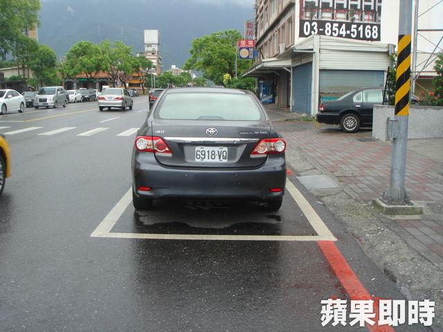大家來評評理啦！明明停在格子裡「直接給我拖走」安捏剛丟啦！網笑噴：閣下開靈車？