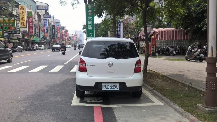 大家來評評理啦！明明停在格子裡「直接給我拖走」安捏剛丟啦！網笑噴：閣下開靈車？