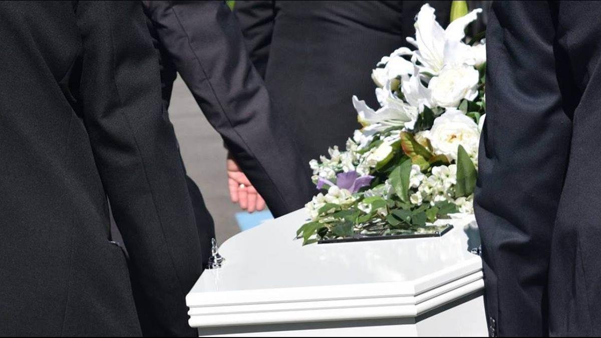 男屍送殯儀館...「迴光返照」腳突抖10幾下！旁人全嚇傻..法醫曝真相：可能還有得救！