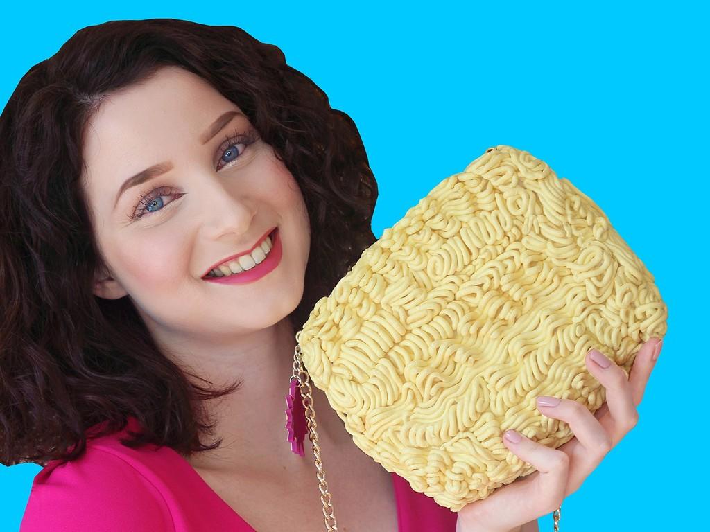 「萬元即食麵」斜背在身　餓了也捨不得吃啊～