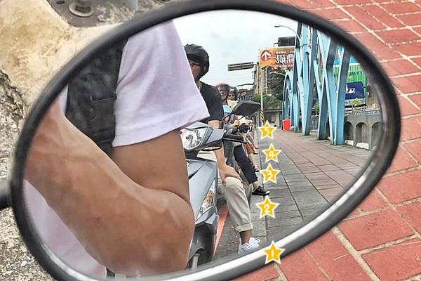 桃園騎士等紅燈…後照鏡驚見「五腳蜈蚣」饋咖！　萬人讚爆：台灣人默契