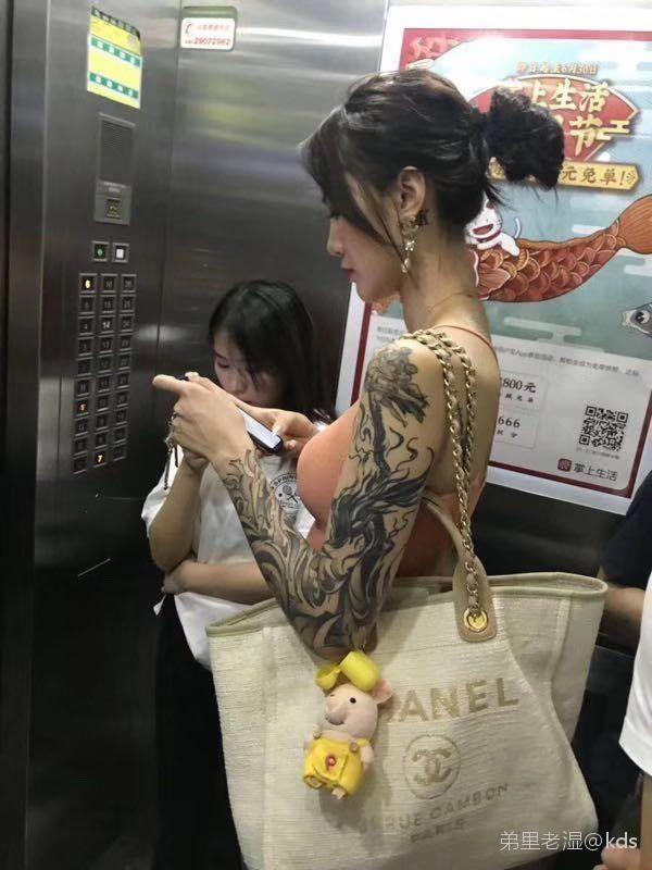 樓上女住戶… 夏天清涼「小背心緊繃到太H」!卻眼尖亮點 真男人交戰:衝不衝?