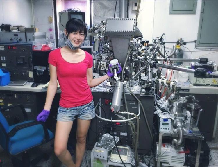 清秀妹子玩機機！一雙巧手「超Pro」撥弄..網友大讚：老司機幫幫我！這技能點太滿！