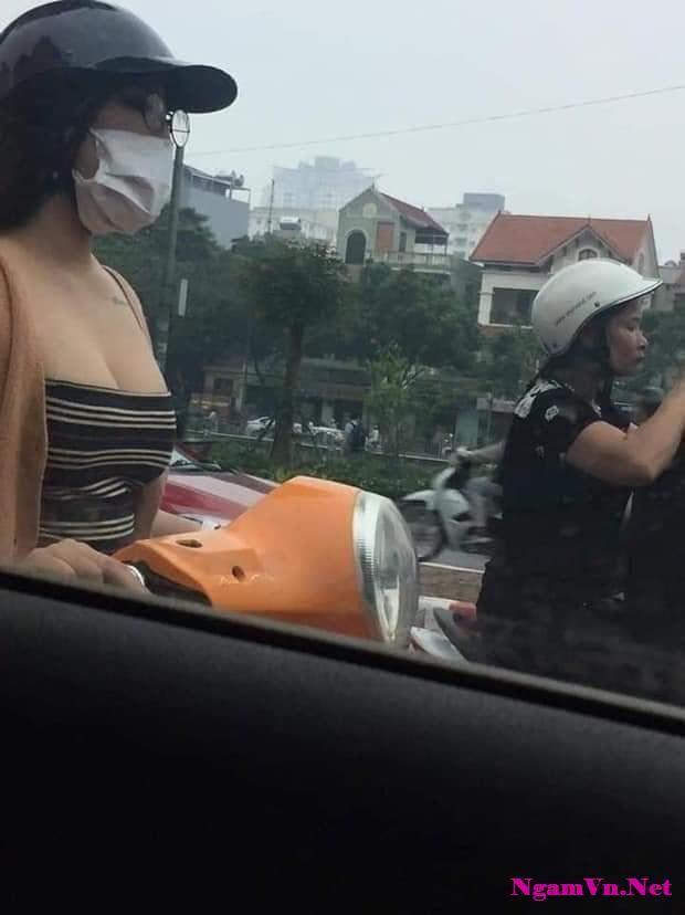 駕駛抱怨路上塞車… 眼神一飄「乳牛妹反引力」逆天上圍!眼睛不知道要放哪