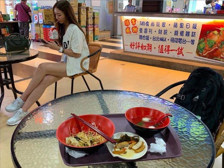 吃飯竟被上天眷顧！熱褲妹「神級超長美腿」太犯規...網秒神出本尊：全身都超優質(+門