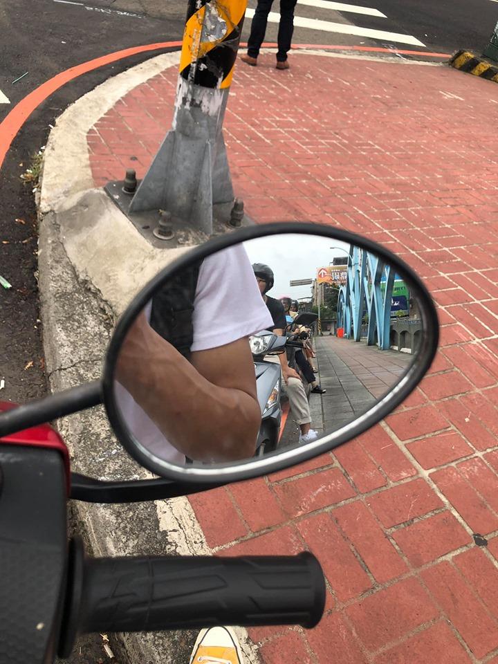 台灣人很團結？他停紅燈拍「超強默契照」..路人神同步引萬人笑翻狂讚：有同感！