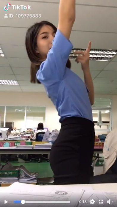 午休不睡覺!隔壁「正妹女同事意外的秘密」全看到了… 網友:重播一遍遍還不夠!