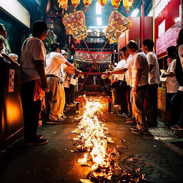 宮廟囝仔炸轎玩太嗨..炸過頭「神明轎子一起轟」！悲劇場面讓人翻白眼：這群89無藥醫！