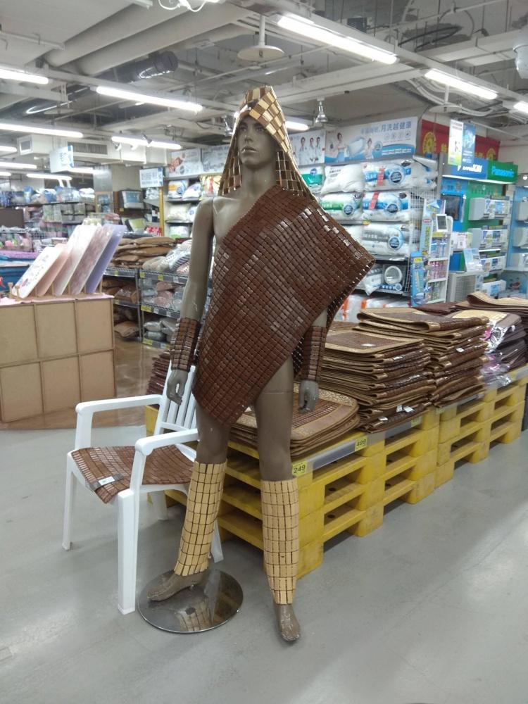 大賣場逛街巧遇「古代狂戰士」..產品展現店員巧思！引萬人大讚：被賣場擔誤的設計師！