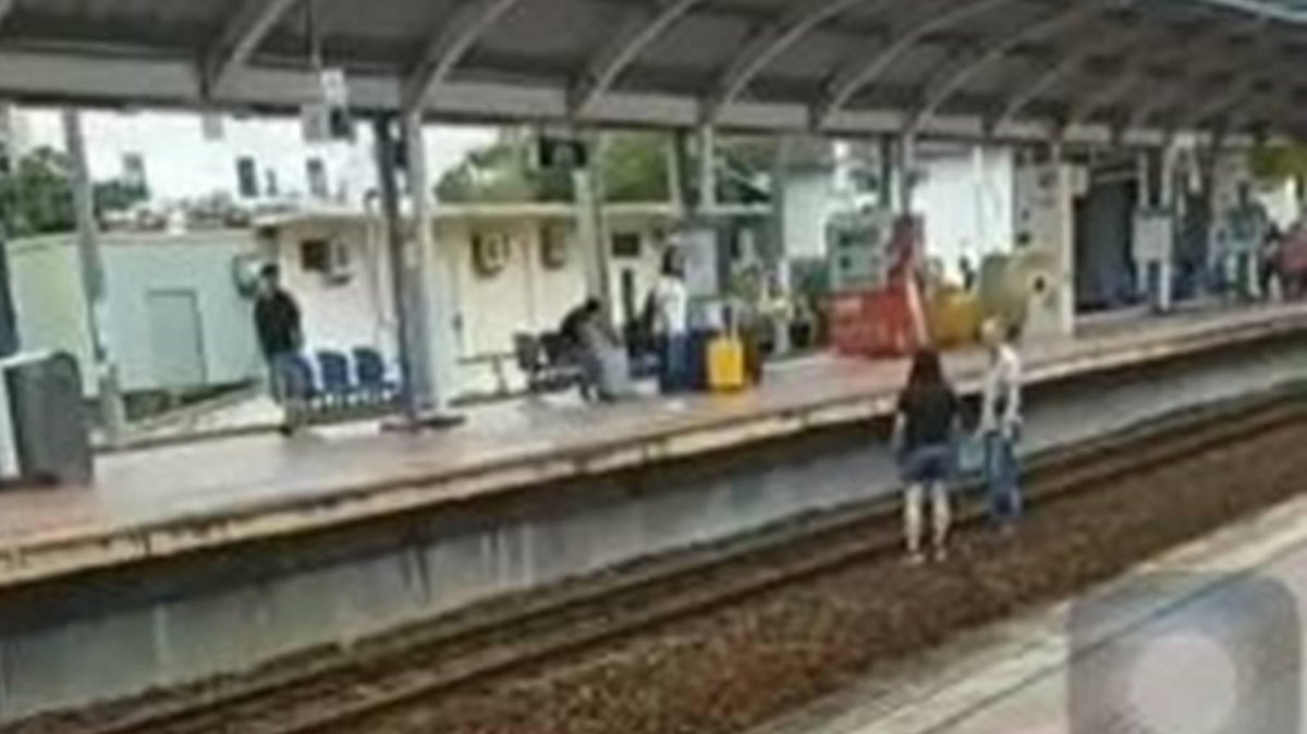 車站內爆怒失控!情侶吵架女友氣炸「秒變投石車」..驚人臂力根本人間兇器!網:快徵招