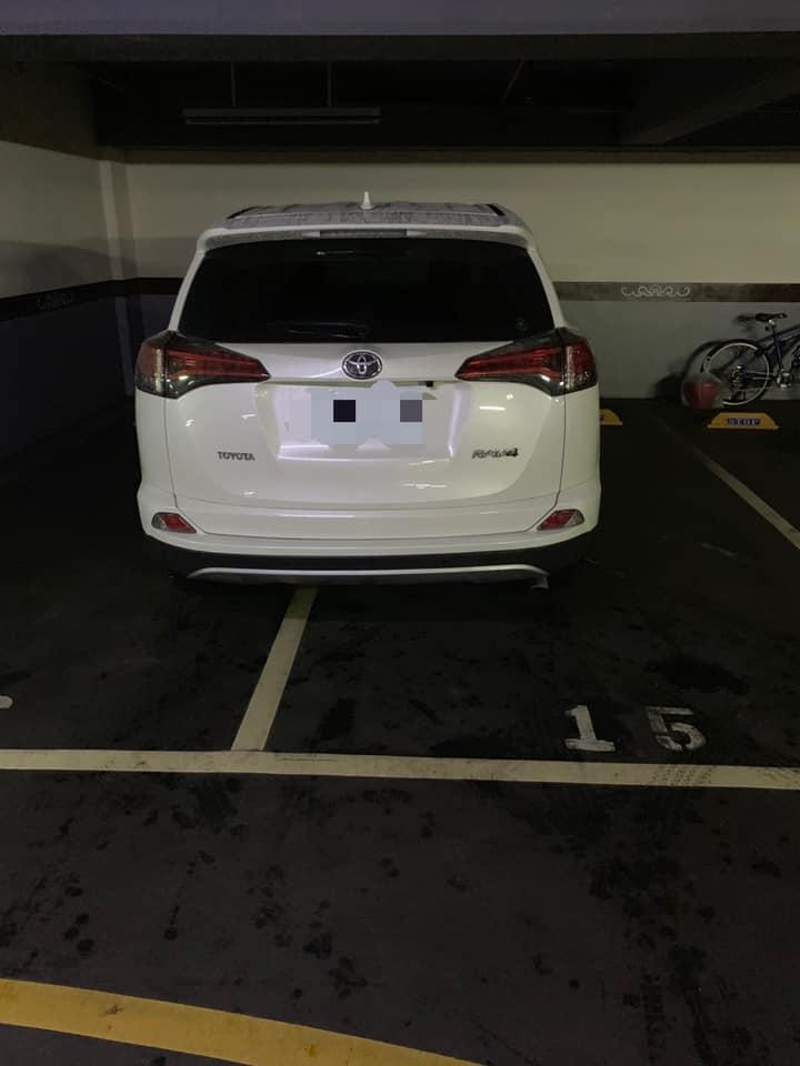 停車斜停佔兩格..社區大媽投訴惹車主「爆氣神回覆」！大媽當場被擊退..堪稱本日最療癒