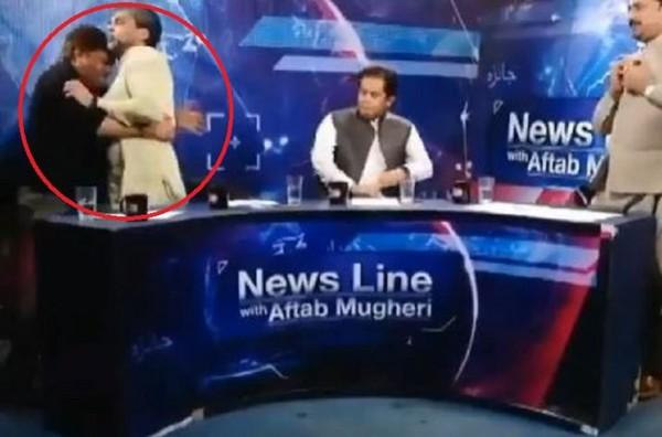 政論節目超火爆！政客來賓「用拳頭代替唇舌」..主持人怕爆！現場眾人超傻眼！