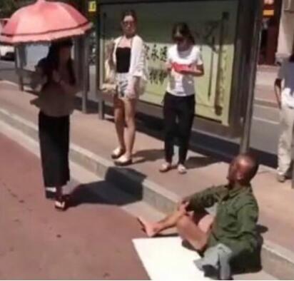 好心妹子...拯救一個殘疾人！劇情意料之外　廢到笑網看哭：這技術還敢出來？