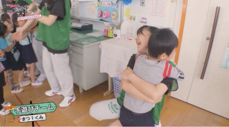 這個小男孩太會了!日本JK到幼兒園...竟被弟弟「逮到機會抱著不放」男網友羨慕死:老司機