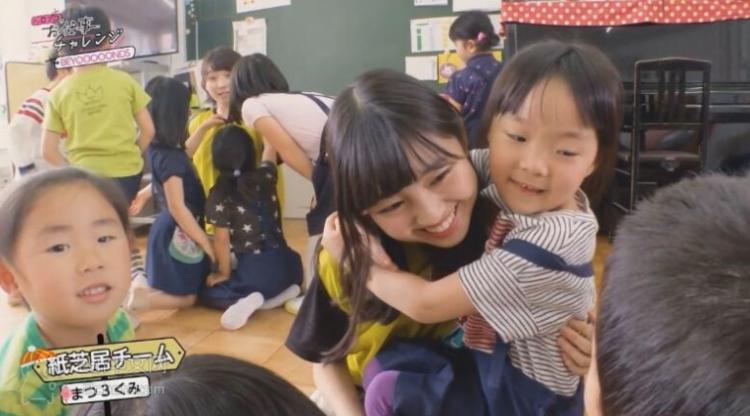 這個小男孩太會了!日本JK到幼兒園...竟被弟弟「逮到機會抱著不放」男網友羨慕死:老司機