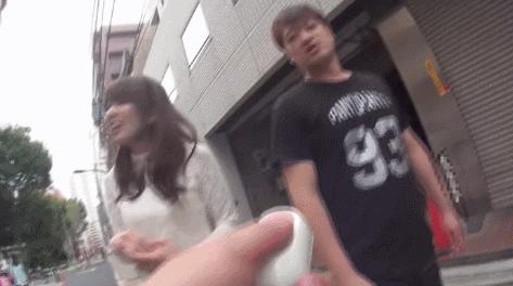 妹子表情怪怪的..遙控器一按「嬌羞全寫臉上」雙腿夾超緊！原來O蛋這麼強..會玩到出事