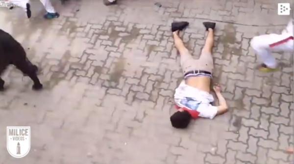 慎入！男在奔牛節慘遭「眾牛輾壓」　旁人無視繼續踩著他跑