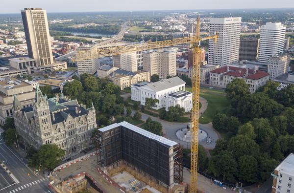 準！塔式起重機操作員尿急　高空噓噓直接尿入女工嘴裡