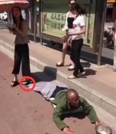 好心妹子...拯救一個殘疾人！劇情意料之外　廢到笑網看哭：這技術還敢出來？