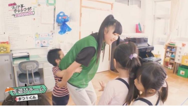 這個小男孩太會了!日本JK到幼兒園...竟被弟弟「逮到機會抱著不放」男網友羨慕死:老司機