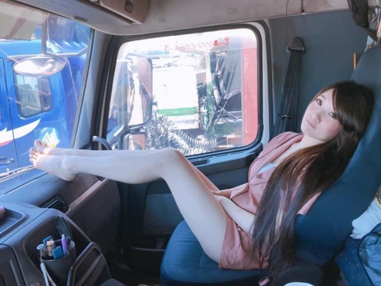 真有老司機 他出賣副駕「側面好兇」！又正又神美腿 反觀網狂嘆自己…：羨慕哭！