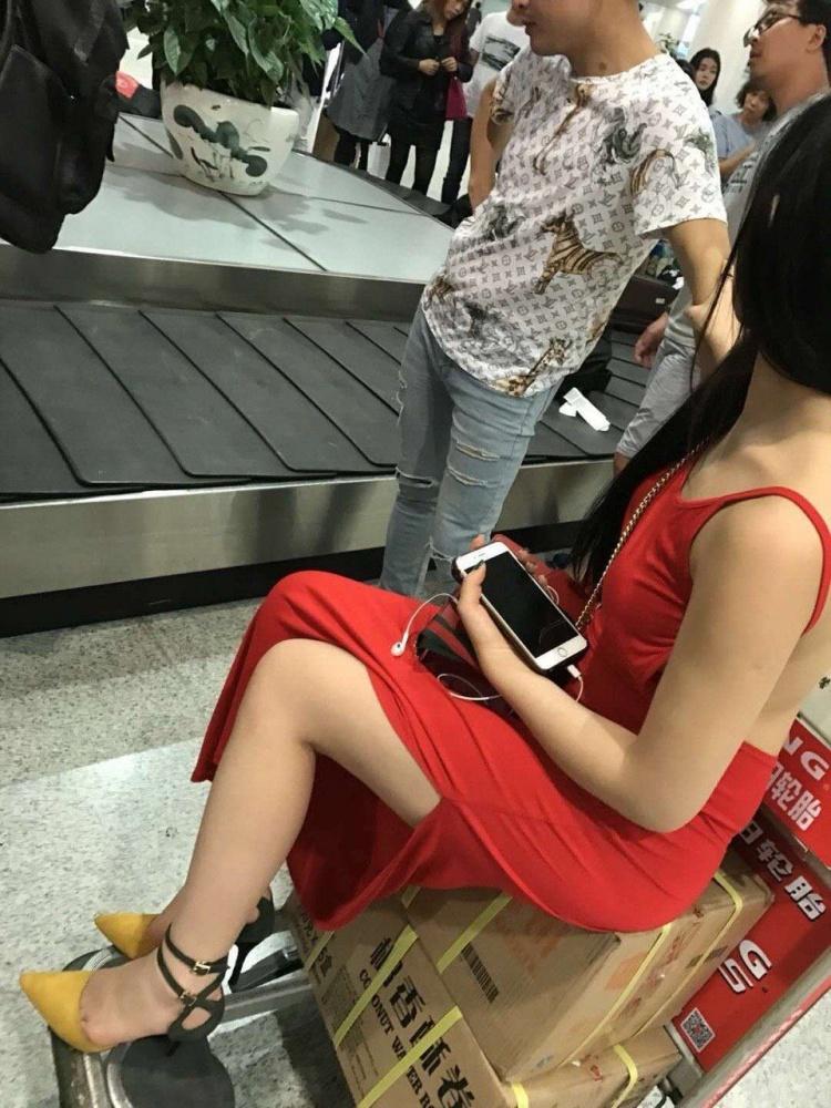 下飛機趕拿行李… 妹子「整顆大球露在外」回神走光!老司機嗨看:好大的亮點
