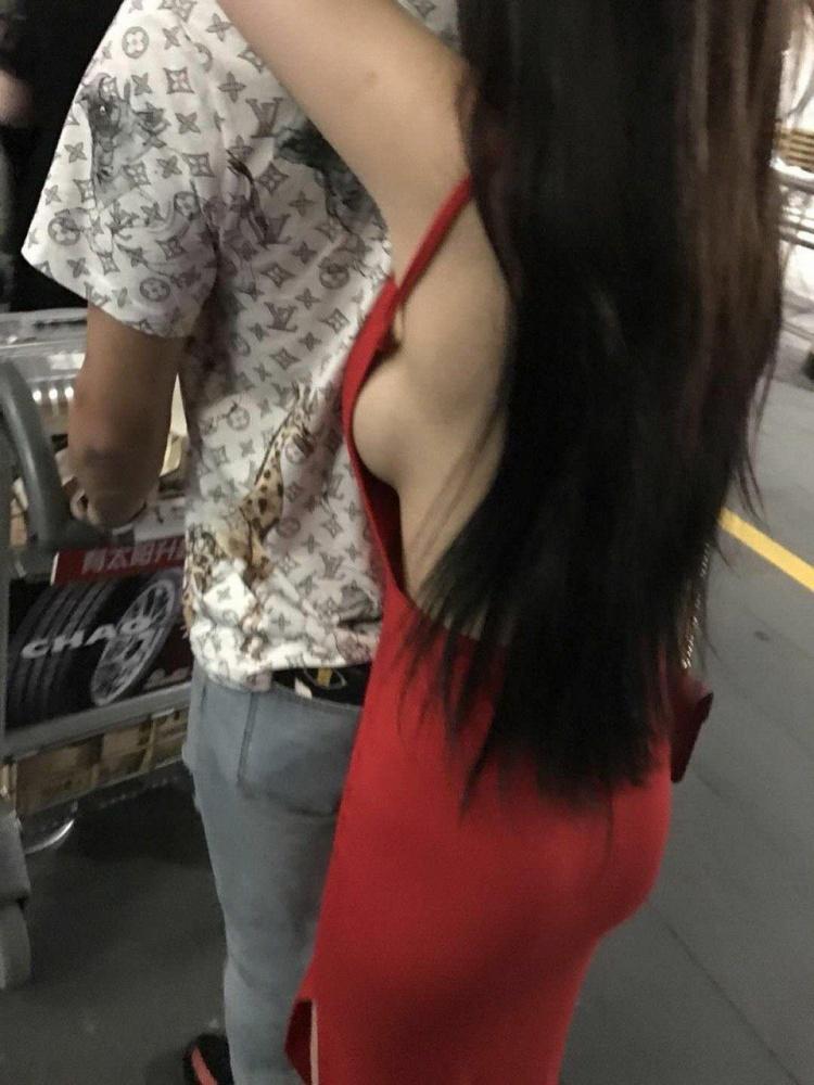 下飛機趕拿行李… 妹子「整顆大球露在外」回神走光!老司機嗨看:好大的亮點
