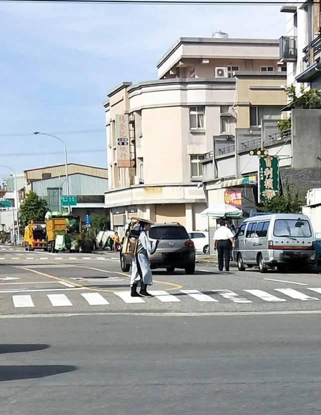 甯采臣是你？網友目擊「古代書生路上跑」..詭異畫面讓萬人笑翻！網：我中午也看到！